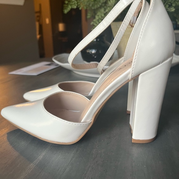 White closed toed heels - Picture 2 of 4